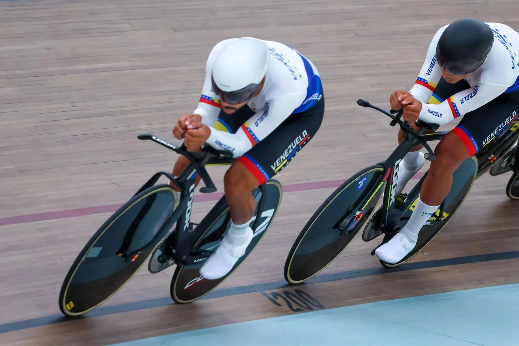 Selección de Venezuela en persecución por equipos en el velódromo