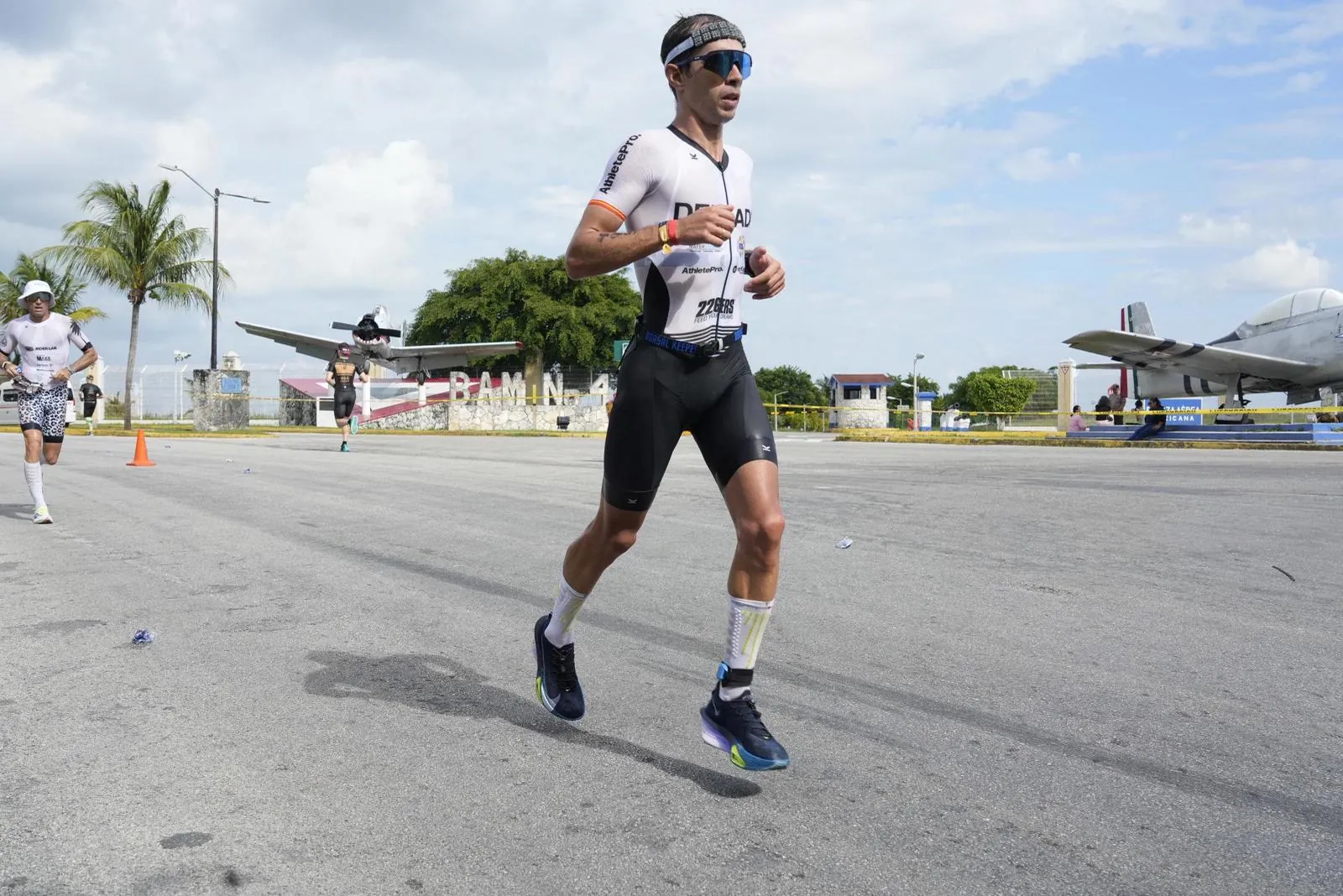 Triatleta con el mono de AthletePro corriendo en un Ironman